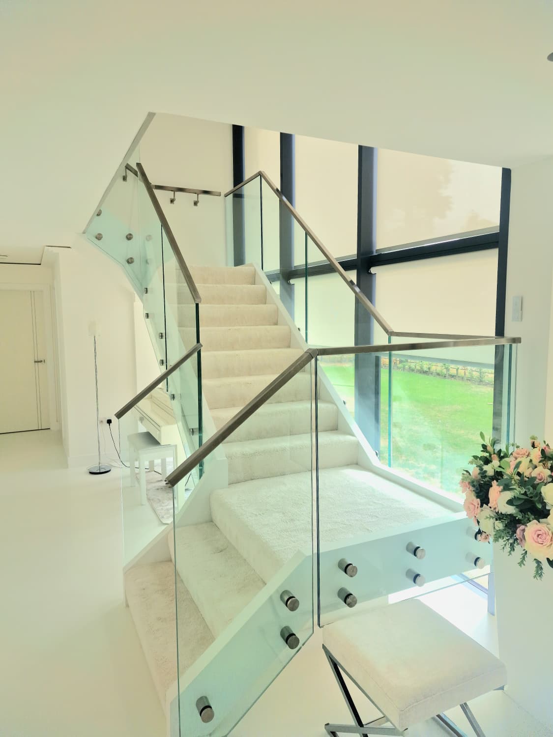 Glass and steel staircase handrail